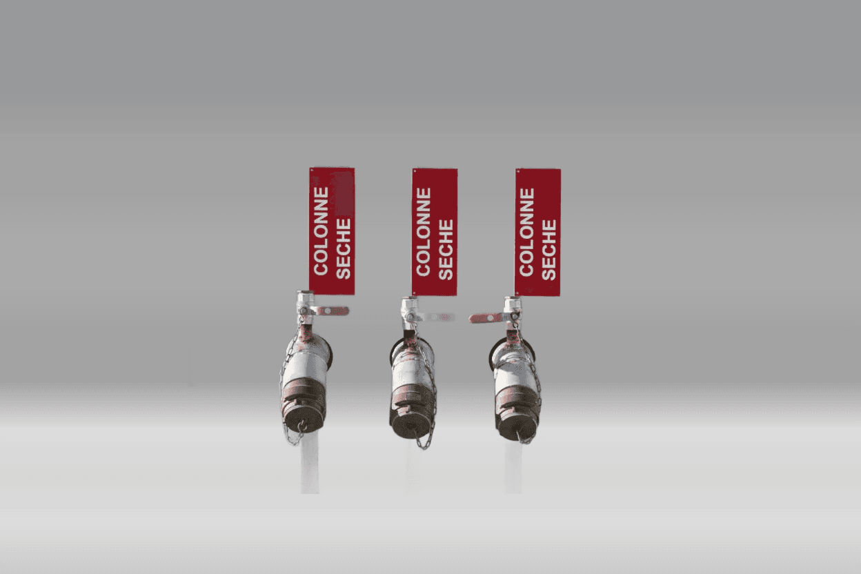 Raccords d’alimentation de colonnes sèches avec leur signalisation, sur fond studio