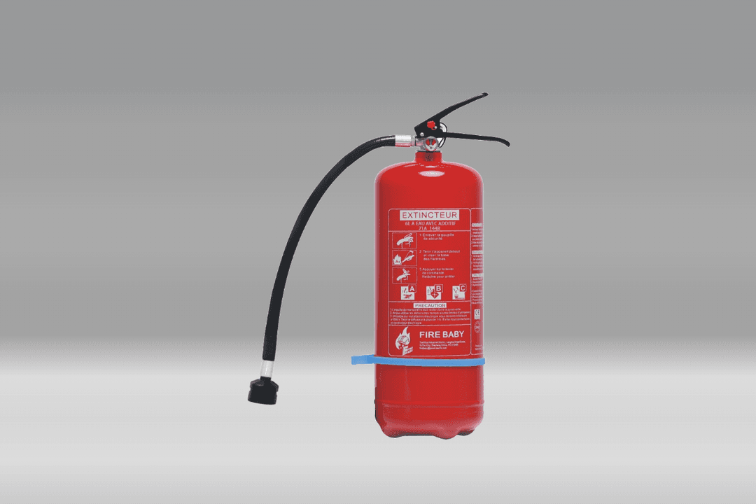 Extincteur portatif 6 L à eau avec additif, présenté sur fond studio